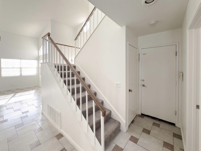 Building Photo - 2 Story, 3-Bedroom POOL + SOLAR Home in Wi...