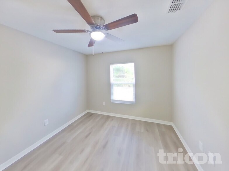 Building Photo - 2425 Lake Forest Ave