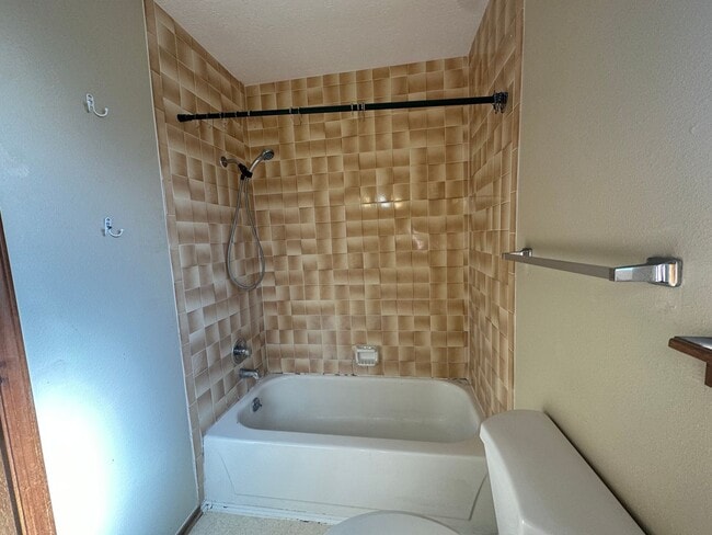 Building Photo - 3 Bedroom 2 Bathroom Home available to ren...