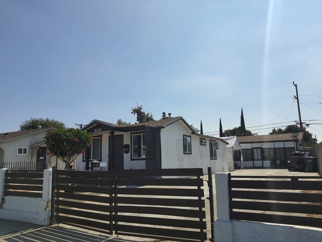 Building Photo - 6538 San Vincente St