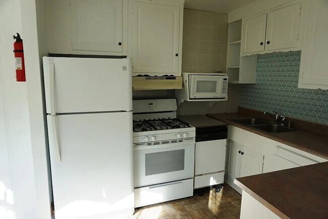 Building Photo - 3 Bedroom 1 Bath in East Hemet!