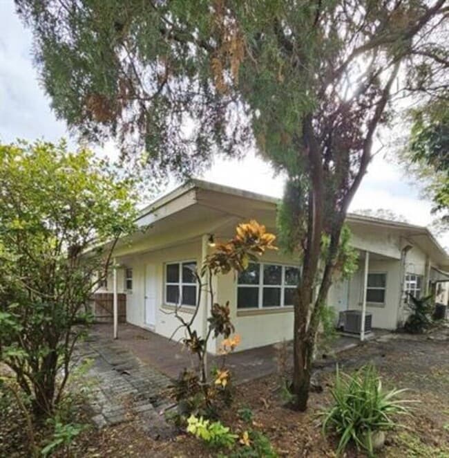 Building Photo - 310 S Corona Ave