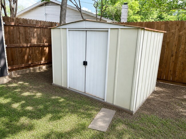 Building Photo - Gorgeous 3/2 recently renovated in homey neighborhood