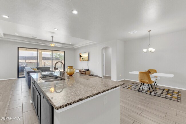 Building Photo - 1044 Gaitan St