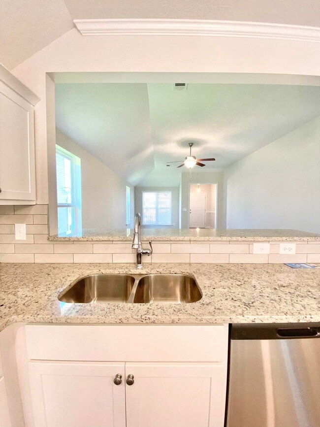 Building Photo - Summerton Village Rental!