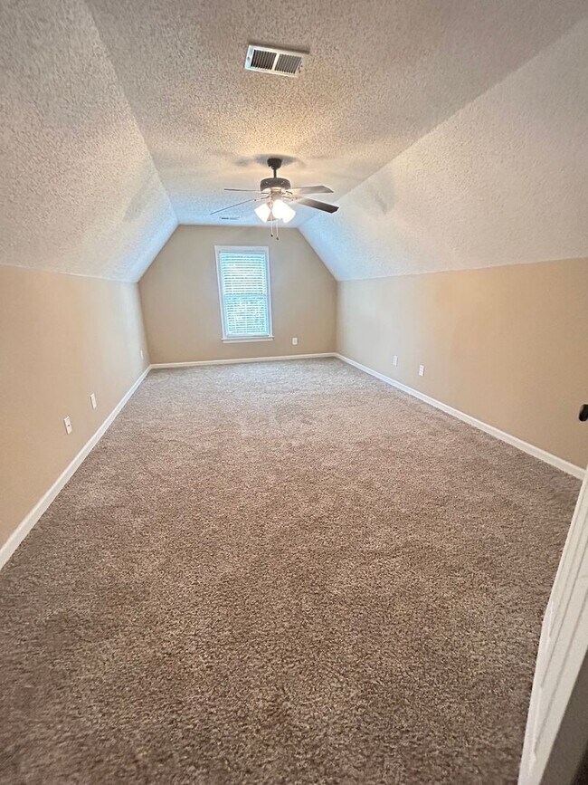 Building Photo - 4 BEDROOM/2 BATH HOME + Bonus Room in Rive...