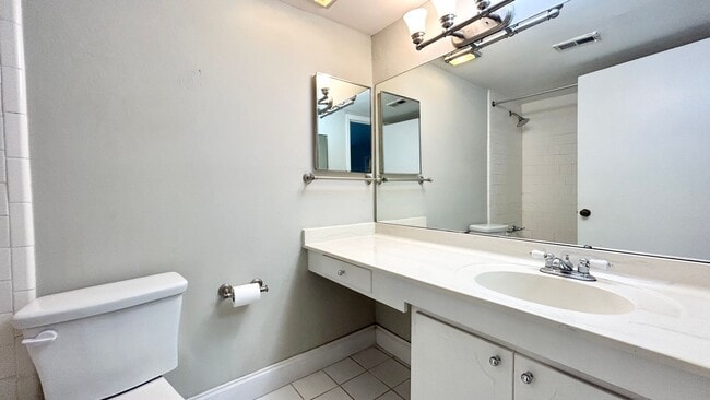 Building Photo - Rare Cross Creek 2 Bedroom-2.5 Bathroom Townhouse, Available NOW!