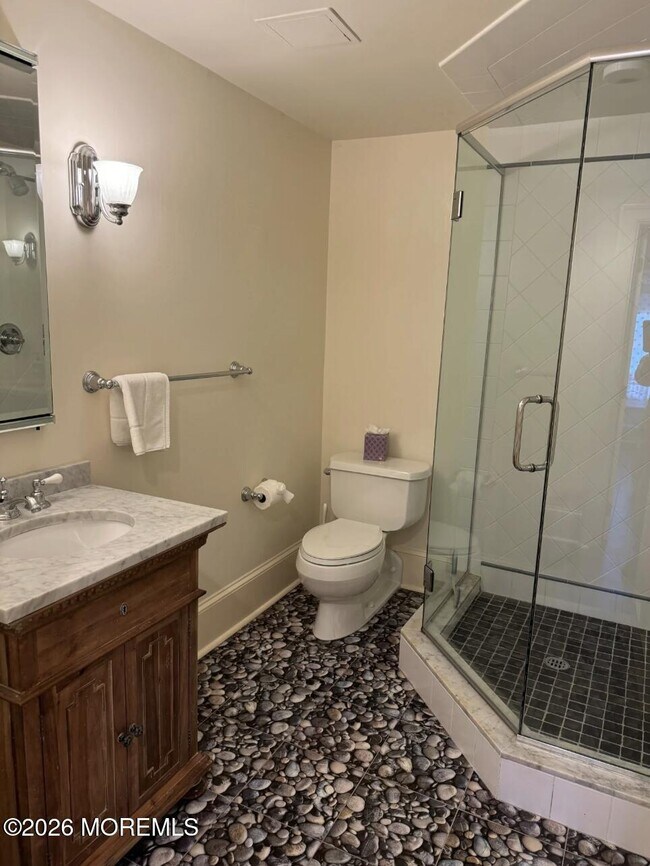 Building Photo - 985 East Ave