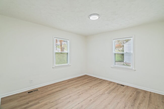 Building Photo - 2324 Greenfield Ln