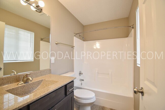 Building Photo - 3 BDRM 2.5 Bath finished basement fenced backyard in Ankeny