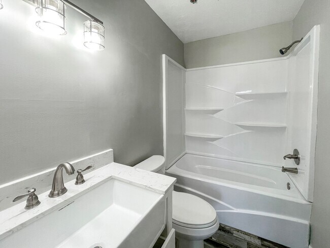 Building Photo - Fully Renovated!