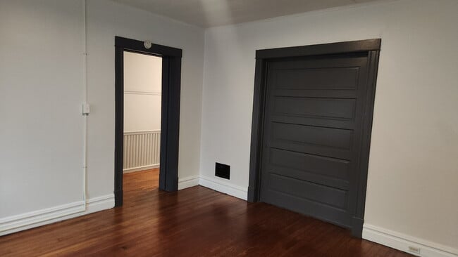 Building Photo - Elegant 2-Bedroom Duplex in Lively St. Louis Neighborhood.