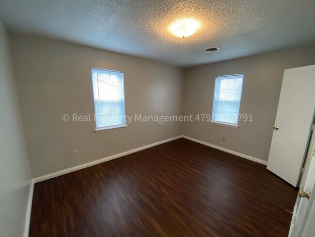 Building Photo - HALF OFF MOVE IN RENT! Cute 3 Bed 1.5 Bath Home ready NOW!