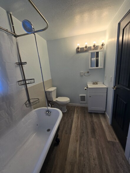 Building Photo - 1130 E 2nd St