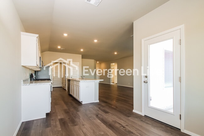 Building Photo - 1002 W Lawton Rd