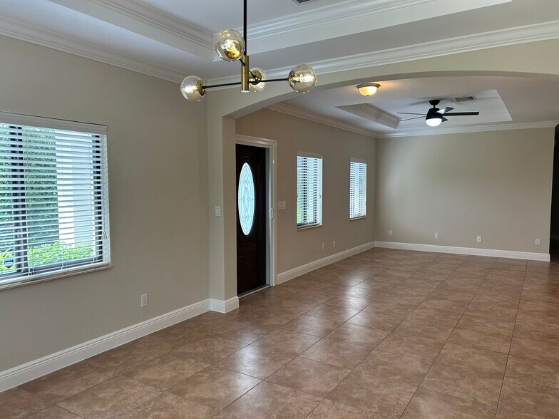 Building Photo - 4412 Vanda Dr