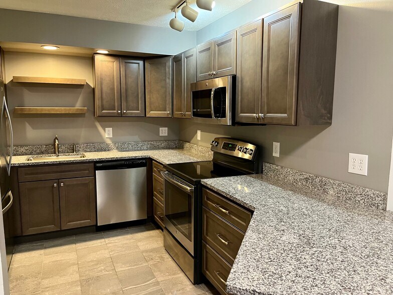 Primary Photo - 302 E Grove St