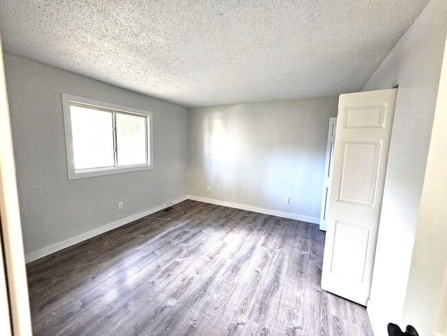 Building Photo - Newly Remodeled 2 Bedroom, 1 Bath — Pet Fr...