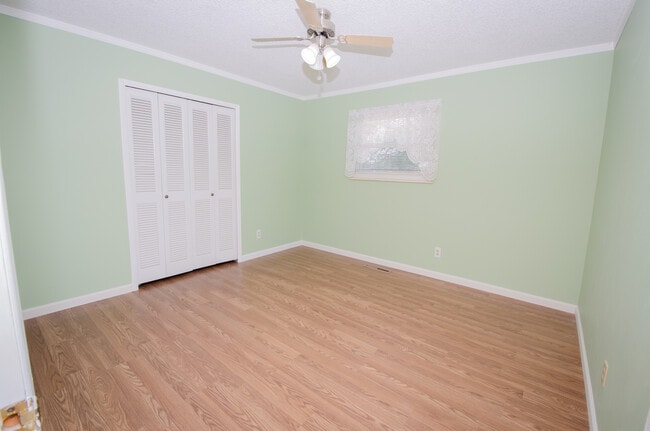 Building Photo - 215 Hillcrest Pl