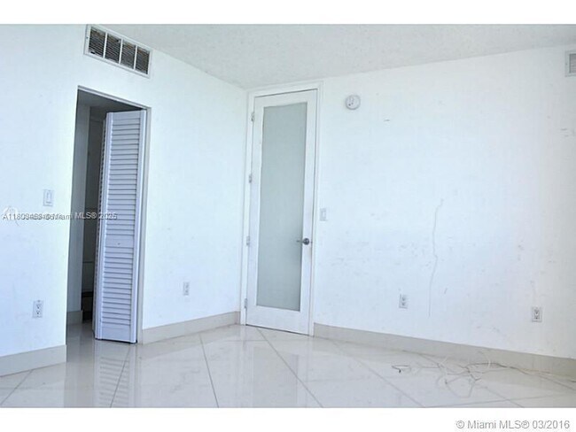 Building Photo - 905 Brickell Bay Dr