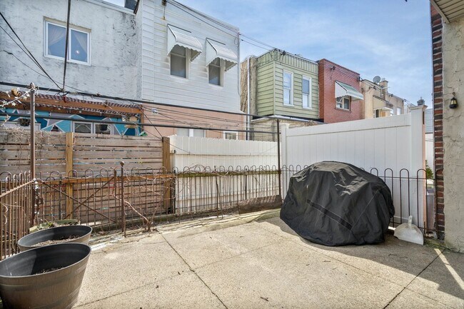 Building Photo - 2341 S Woodstock St