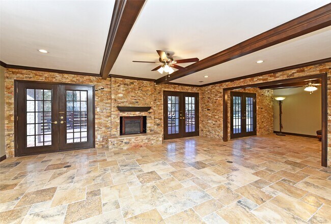 Building Photo - 2802 S Doral Dr
