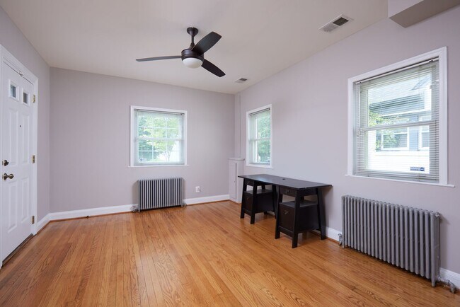 Building Photo - Charming 3BR/2BADetached Bungalow Blocks to the Arboretum is Move-in Ready!