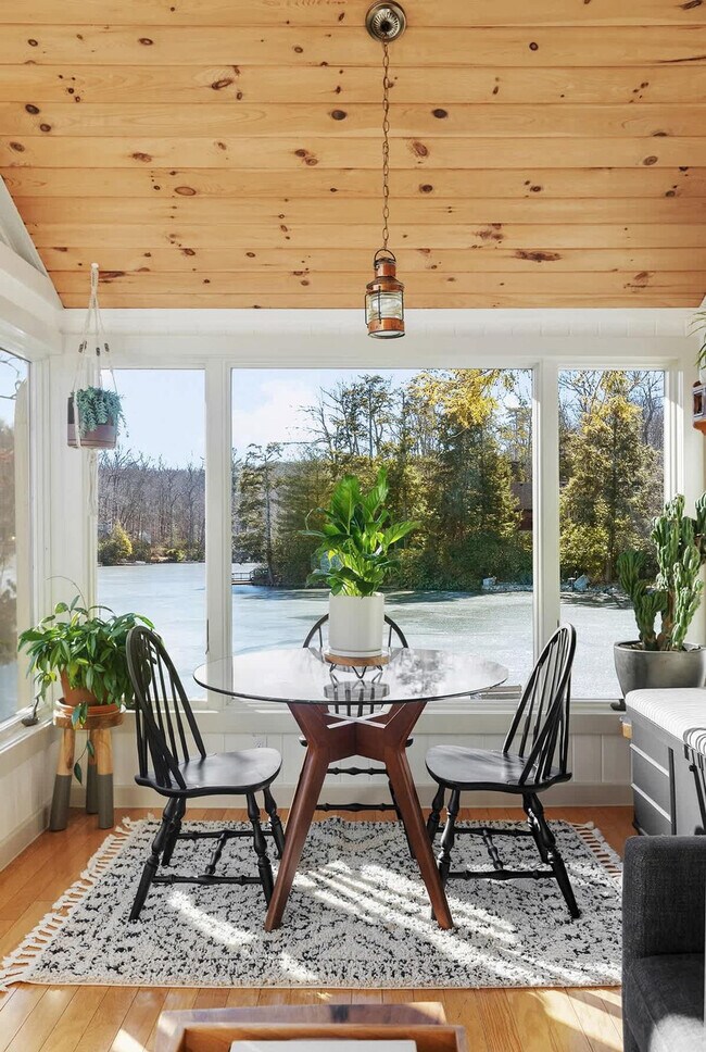 Building Photo - 2046 Lakeside Dr W