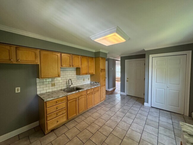 Building Photo - 2nd Floor 1 Bedroom Apartment with Bonus Room