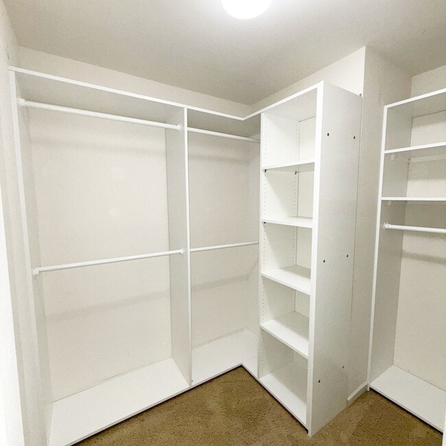 Building Photo - 569 Parkgate Dr