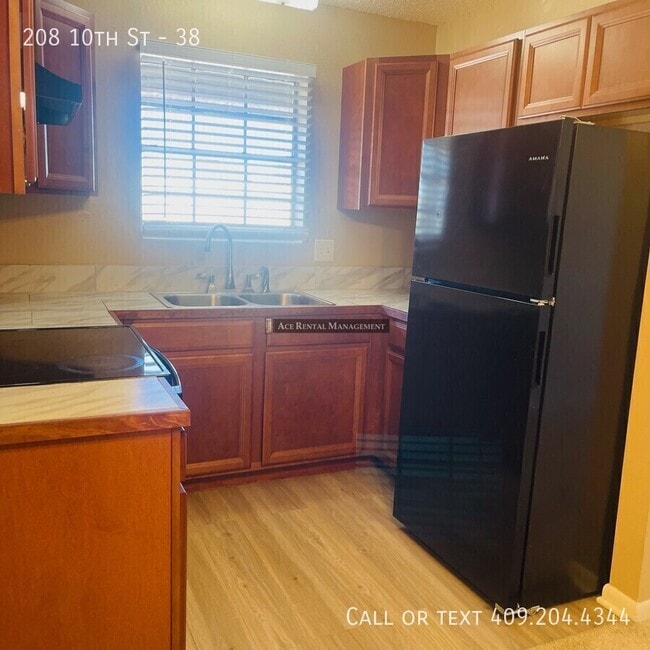 Building Photo - 208 S 10th St