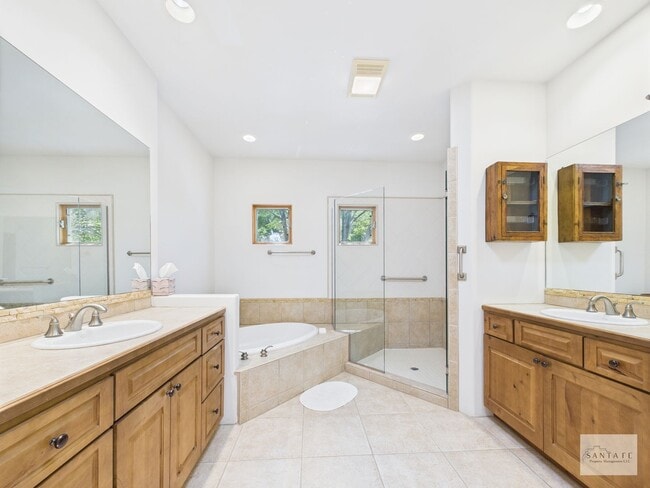 Building Photo - Beautifully Done Custom Built Townhouse wi...