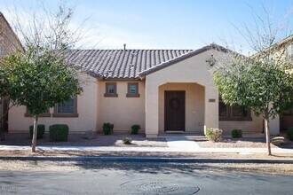 Building Photo - 3 Bedroom in Lyons Gate!