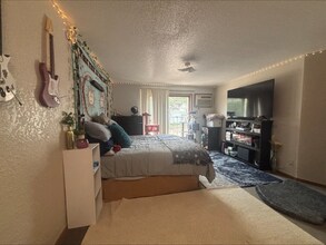 Building Photo - 819 5th Ave S