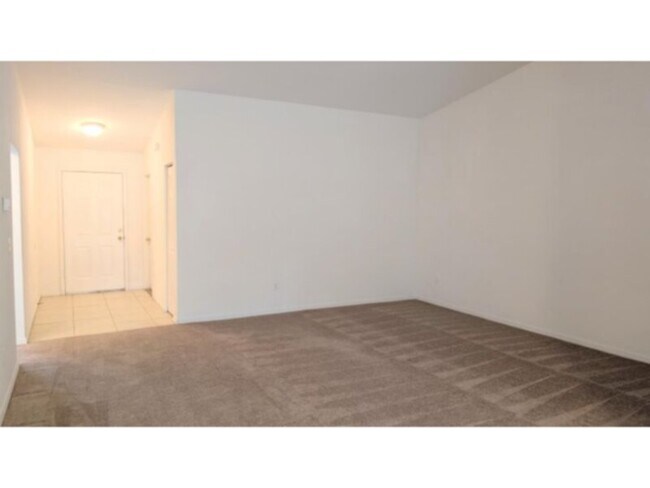 Building Photo - Duplex-1/2 OFF 1st Full Month's Rent