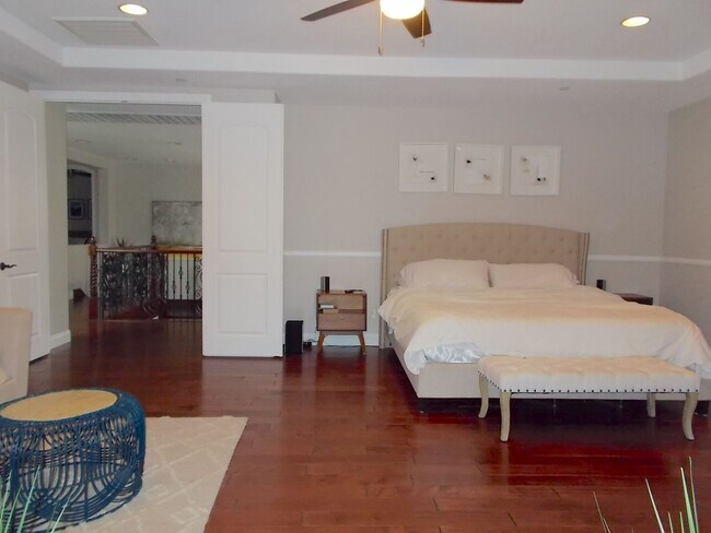 Building Photo - Spacious 4 Bed / 5 Bath Two-Story Home wit...