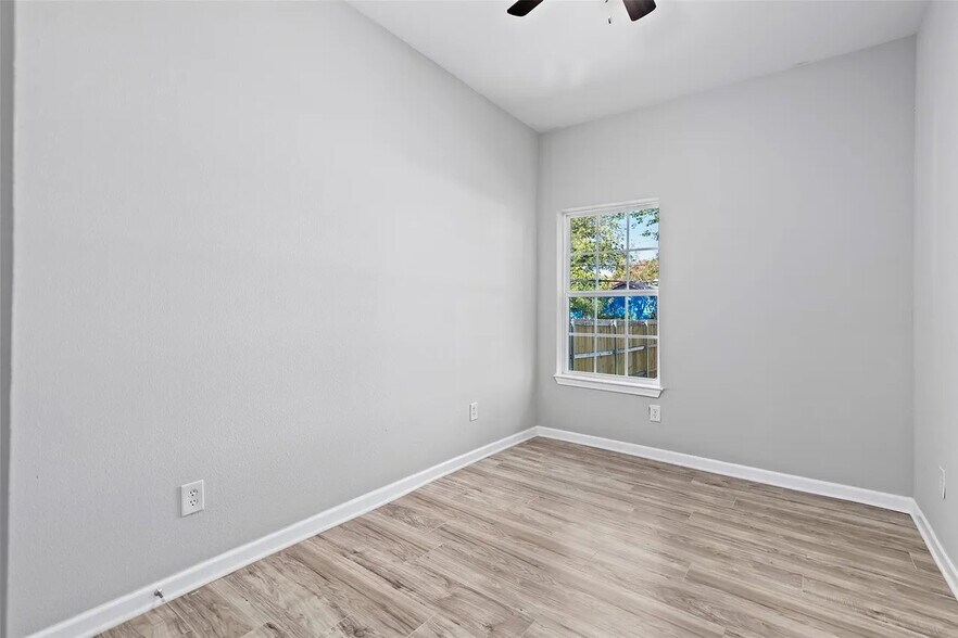 Building Photo - Room in Duplex on E Cannon St