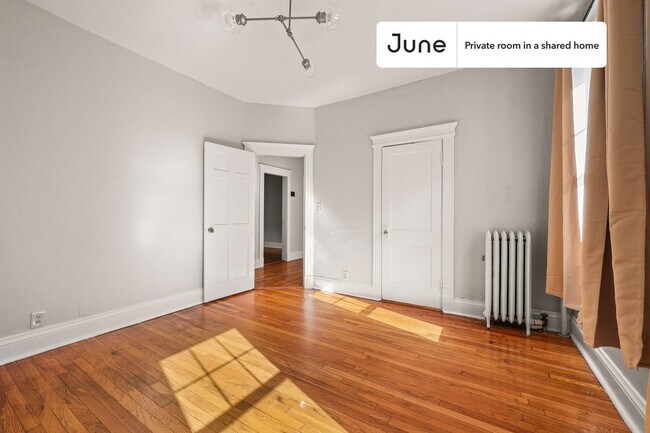 Building Photo - Private bedroom in 3 bed/1 bath Home