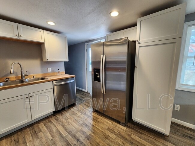 Building Photo - 609 1st St W