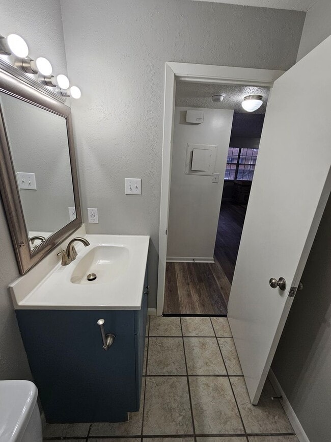 Building Photo - Renovated upstairs 1 Bedroom 1 Bath appartment available NOW!