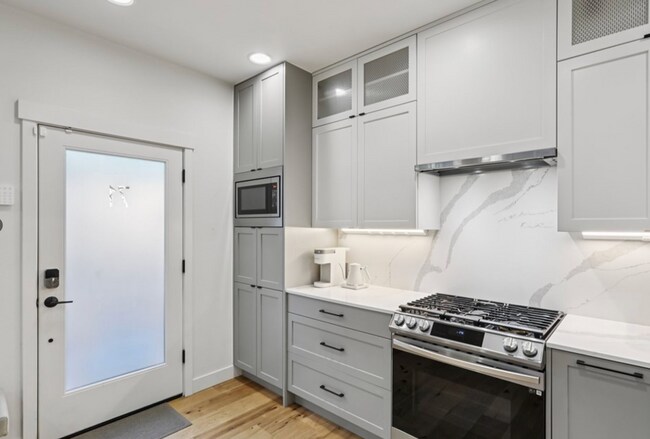 Building Photo - Three-Bedroom Townhouse Close to Seattle Pacific University!!!
