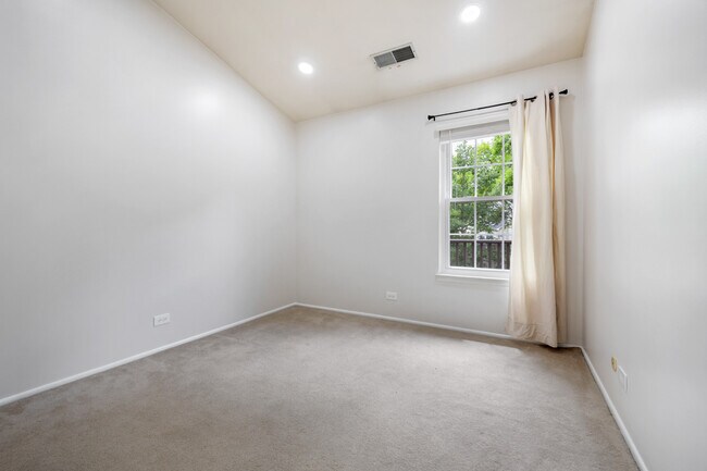Building Photo - 164 White Branch Ct