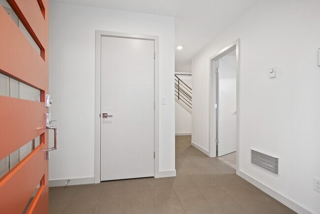 Building Photo - Impeccable Greenwood Townhome with Air Con...