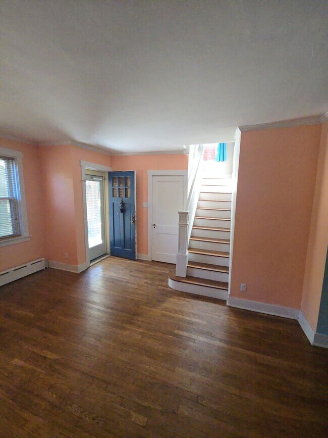 Building Photo - Spacious 3-Bedroom Home w/ Parking & Centr...