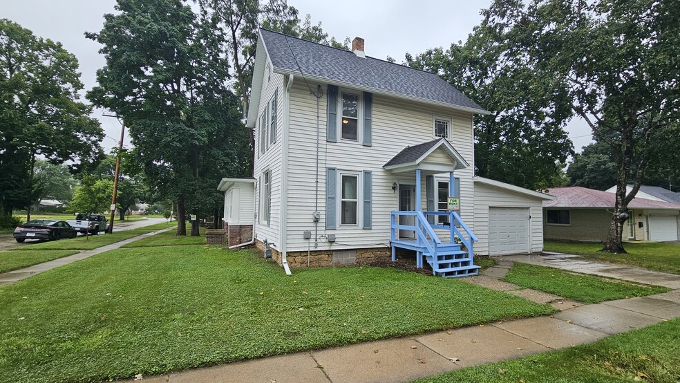 Side View - 903 W Conger St