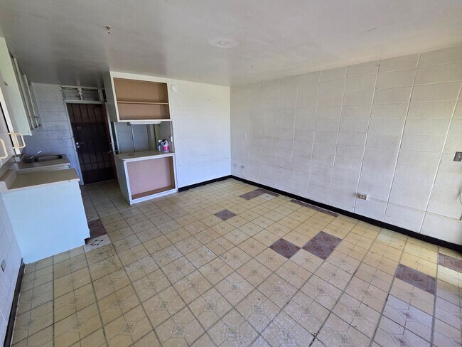 Building Photo - Ground floor Beach front Studio - Pokai Bay Beach Cabanas