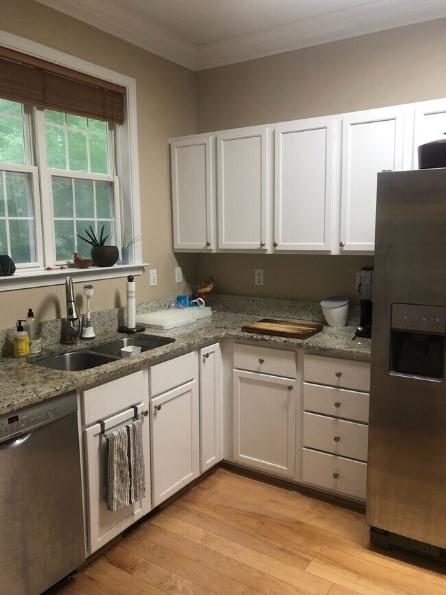 Building Photo - Beautifully Updated Townhome in Prime Carrboro Location – Walk to Downtown & Weaver Street Market