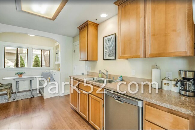 Building Photo - 1 Bedroom Unit in Tacoma Tri-Plex With Washer & Dryer!