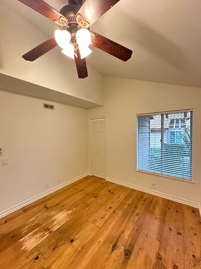 Building Photo - 3 Bedroom Irvine Home - Large Master Suite w/ Wood Floors - Beautiful!!!!!