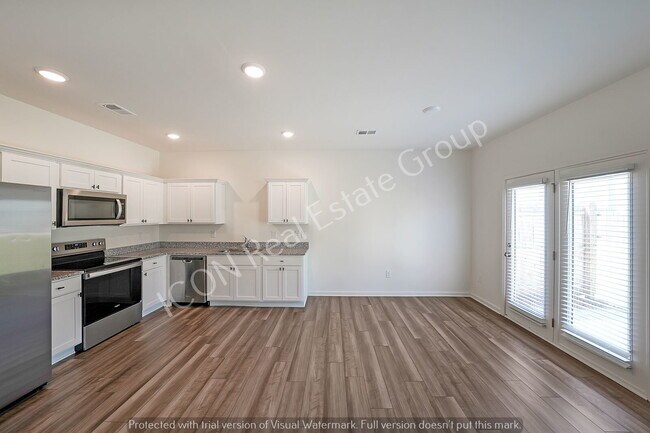 Building Photo - 3/2.5 Townhouse close to 41 and downtown